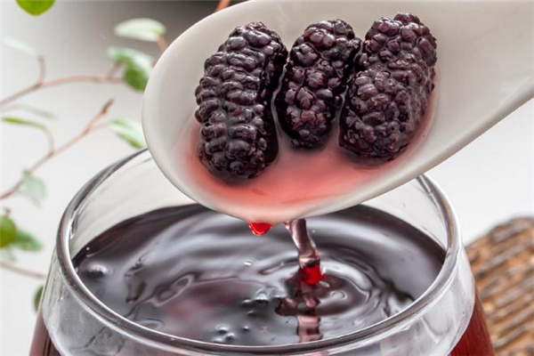 桑葚干泡水后可以吃嗎 桑葚干泡完扔掉嗎 桑葚干泡水后可以吃嗎 桑葚干泡完扔掉嗎