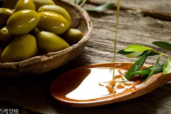 橄欖油按摩后要洗掉嗎 橄欖油按摩以后怎么洗 橄欖油按摩后要洗掉嗎 橄欖油按摩以后怎么洗