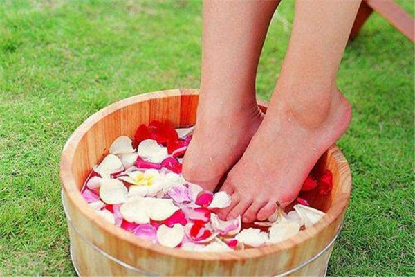 夏天泡腳出汗好嗎 夏天泡腳怎么泡 夏天泡腳出汗好嗎 夏天泡腳怎么泡