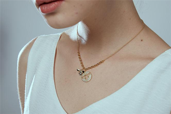 施華洛世奇小蜜蜂項鏈能碰水嗎 小蜜蜂項鏈洗澡能戴嗎 施華洛世奇小蜜蜂項鏈能碰水嗎 小蜜蜂項鏈洗澡能戴嗎