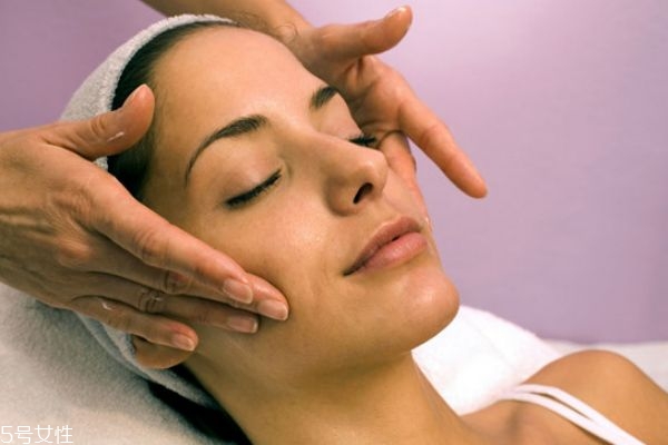 橄欖油按摩后要洗掉嗎 橄欖油按摩以后怎么洗 橄欖油按摩后要洗掉嗎 橄欖油按摩以后怎么洗