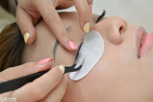 嫁接睫毛脫落怎么辦 正確護(hù)理保持更長時(shí)間 嫁接睫毛脫落怎么辦 正確護(hù)理保持更長時(shí)間