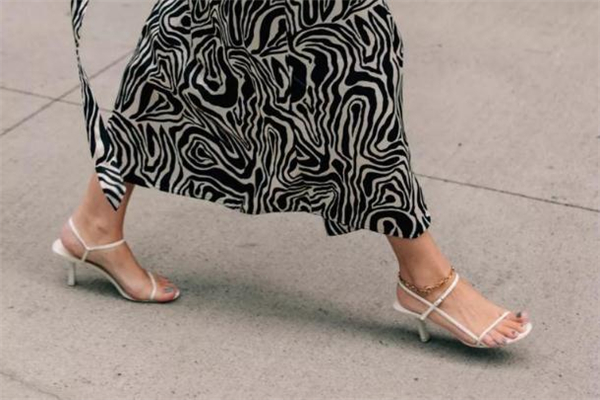 今年夏天流行什么涼鞋 夏日時(shí)髦百搭涼鞋 今年夏天流行什么涼鞋 夏日時(shí)髦百搭涼鞋