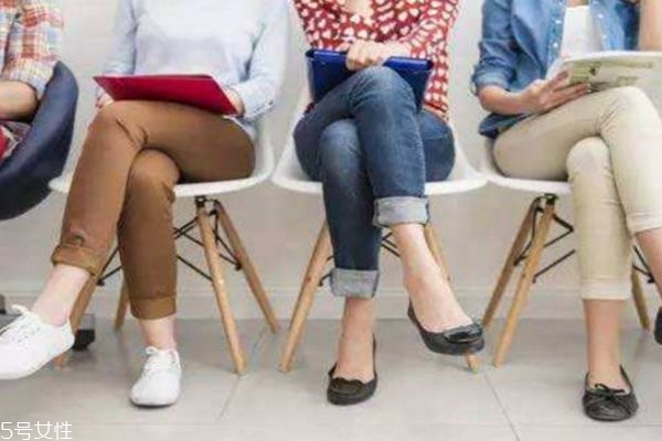 蹺二郎腿會導致o型腿嗎 蹺二郎腿會導致胯寬嗎 蹺二郎腿會導致o型腿嗎 蹺二郎腿會導致胯寬嗎