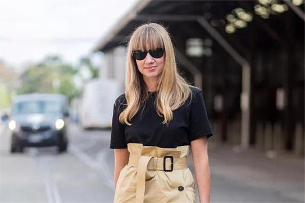 黑色t恤配什么顏色褲子好看 黑t搭配小技巧 黑色t恤配什么顏色褲子好看 黑t搭配小技巧