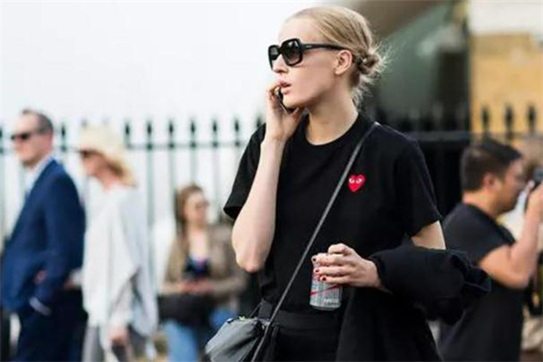 黑色t恤配什么顏色褲子好看 黑t搭配小技巧 黑色t恤配什么顏色褲子好看 黑t搭配小技巧