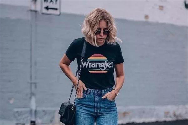 黑色t恤配什么顏色褲子好看 黑t搭配小技巧 黑色t恤配什么顏色褲子好看 黑t搭配小技巧