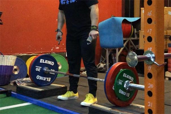 直腿硬拉動作要領(lǐng) 直腿硬拉正確姿勢 直腿硬拉動作要領(lǐng) 直腿硬拉正確姿勢