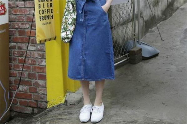 小白鞋配什么裙子好看 舒適又時(shí)髦 小白鞋配什么裙子好看 舒適又時(shí)髦