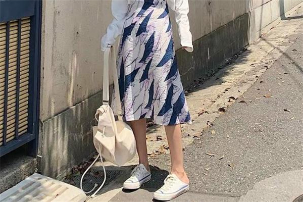 小白鞋配什么裙子好看 舒適又時(shí)髦 小白鞋配什么裙子好看 舒適又時(shí)髦