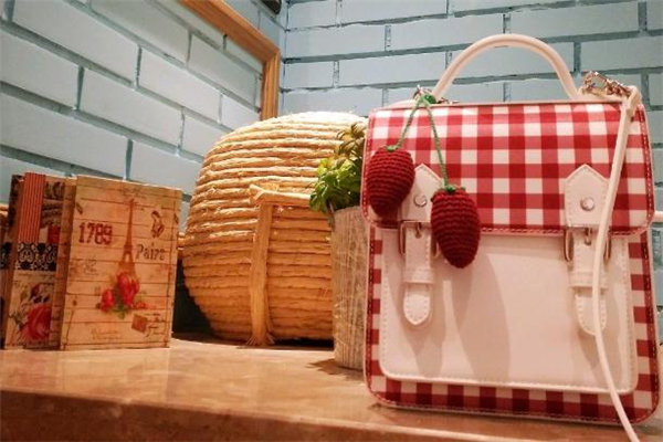 小ck草莓包多少錢(qián) 小ck草莓包200多是真的嗎