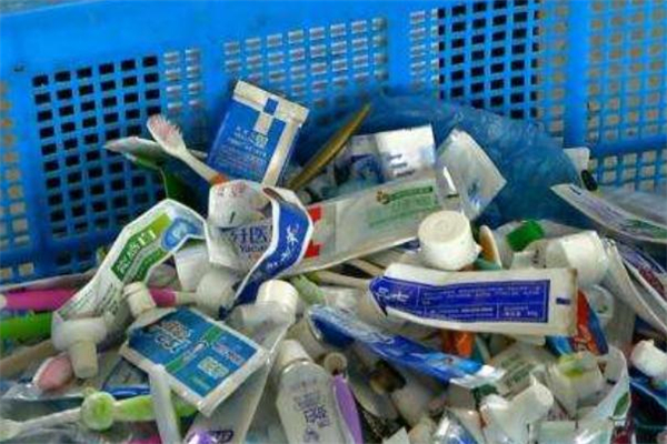 牙膏皮屬于什么垃圾 用完的牙膏皮可回收嗎 牙膏皮屬于什么垃圾 用完的牙膏皮可回收嗎