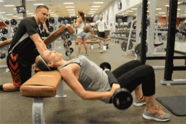 臀沖的最大重量是多少 負(fù)重臀沖多重合適 臀沖的最大重量是多少 負(fù)重臀沖多重合適