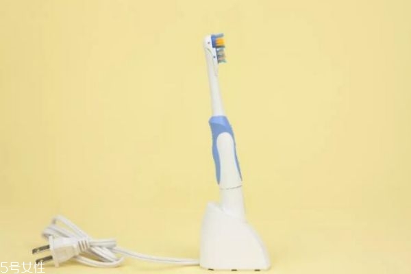 電動(dòng)牙刷買回來要先充電嗎 電動(dòng)牙刷充不進(jìn)電怎么回事 電動(dòng)牙刷買回來要先充電嗎 電動(dòng)牙刷充不進(jìn)電怎么回事