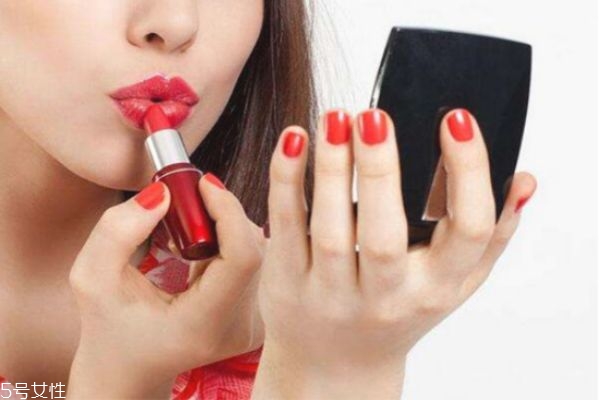 口紅出汗還能用嗎 口紅出汗的原因 口紅出汗還能用嗎 口紅出汗的原因