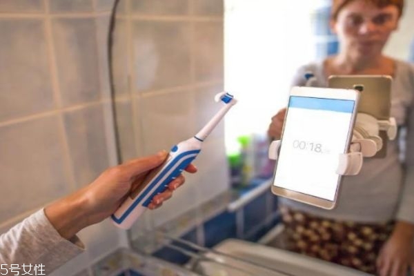 電動(dòng)牙刷買回來要先充電嗎 電動(dòng)牙刷充不進(jìn)電怎么回事 電動(dòng)牙刷買回來要先充電嗎 電動(dòng)牙刷充不進(jìn)電怎么回事