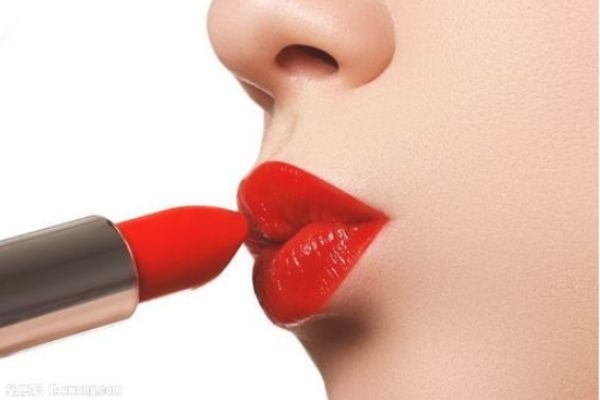 口紅出汗還能用嗎 口紅出汗的原因 口紅出汗還能用嗎 口紅出汗的原因