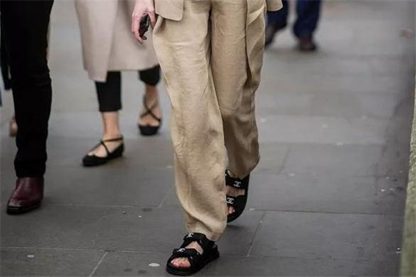 老爹涼鞋怎么搭配 老爹涼鞋時(shí)髦街拍 老爹涼鞋怎么搭配 老爹涼鞋時(shí)髦街拍