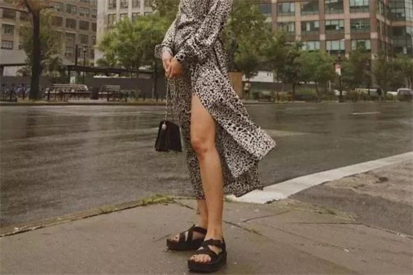 老爹涼鞋怎么搭配 老爹涼鞋時(shí)髦街拍 老爹涼鞋怎么搭配 老爹涼鞋時(shí)髦街拍