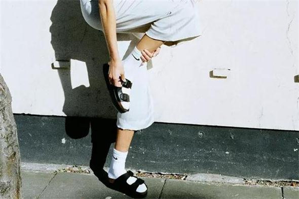 老爹涼鞋怎么搭配 老爹涼鞋時(shí)髦街拍 老爹涼鞋怎么搭配 老爹涼鞋時(shí)髦街拍