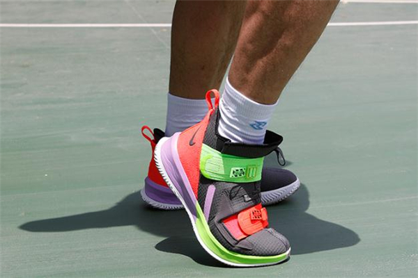 耐克詹姆斯士兵13實(shí)戰(zhàn)測(cè)評(píng) lbj13實(shí)戰(zhàn)腳感評(píng)測(cè)