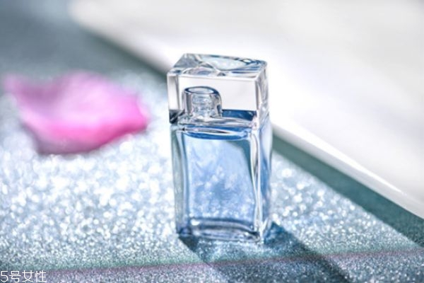 女士噴香水的正確方法 香水持久小妙招 女士噴香水的正確方法 香水持久小妙招