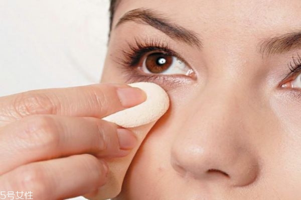 紅血絲適合用氣墊還是bb霜 適合紅血絲的底妝 紅血絲適合用氣墊還是bb霜 適合紅血絲的底妝