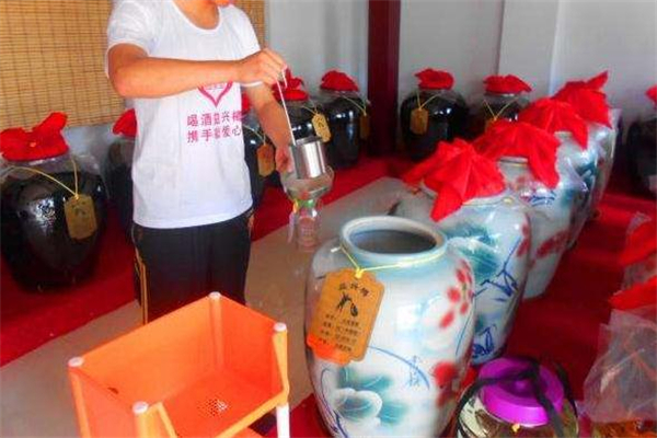 散裝白酒和瓶裝白酒的區(qū)別 散裝白酒和瓶裝酒哪個(gè)好 散裝白酒和瓶裝白酒的區(qū)別 散裝白酒和瓶裝酒哪個(gè)好