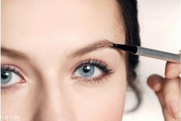 先畫(huà)眉毛還是先定妝 眉毛畫(huà)完需要定妝嗎
