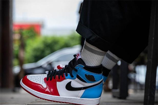 aj1北卡藍(lán)芝加哥發(fā)售時(shí)間 aj1漆皮北卡藍(lán)芝加哥拼接配色 aj1北卡藍(lán)芝加哥發(fā)售時(shí)間 aj1漆皮北卡藍(lán)芝加哥拼接配色