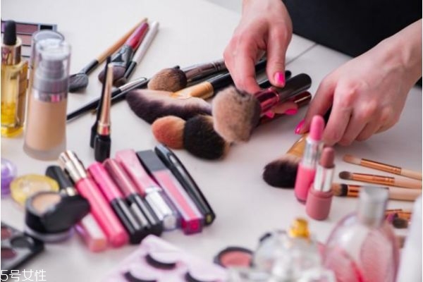 紅血絲適合用氣墊還是bb霜 適合紅血絲的底妝 紅血絲適合用氣墊還是bb霜 適合紅血絲的底妝