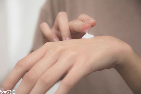 煙酰胺和水乳哪個先用 水乳和煙酰胺的順序 煙酰胺和水乳哪個先用 水乳和煙酰胺的順序