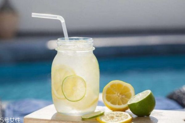 檸檬水怎么做 長(zhǎng)期喝檸檬水有什么好處和壞處 檸檬水怎么做 長(zhǎng)期喝檸檬水有什么好處和壞處