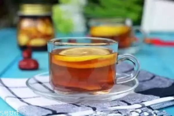 檸檬水搭配什么泡比較好 怎么用檸檬泡水喝美白效果好 檸檬水搭配什么泡比較好 怎么用檸檬泡水喝美白效果好