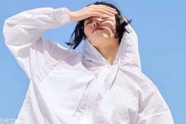 哪些人容易被曬黑 曬黑后怎么白回來 哪些人容易被曬黑 曬黑后怎么白回來