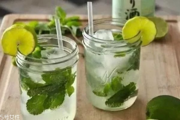 白天喝檸檬水皮膚會變黑嗎 檸檬泡水的功效與作用 白天喝檸檬水皮膚會變黑嗎 檸檬泡水的功效與作用