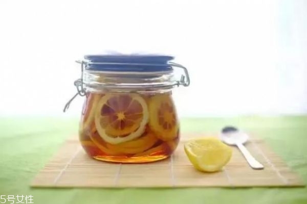 檸檬水搭配什么泡比較好 怎么用檸檬泡水喝美白效果好 檸檬水搭配什么泡比較好 怎么用檸檬泡水喝美白效果好