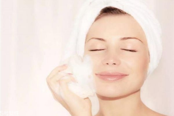 煙酰胺和水乳哪個先用 水乳和煙酰胺的順序 煙酰胺和水乳哪個先用 水乳和煙酰胺的順序