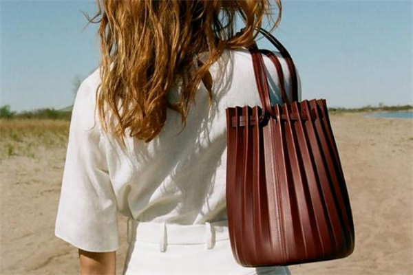 2019流行什么樣的水桶包 首選這三款 2019流行什么樣的水桶包 首選這三款