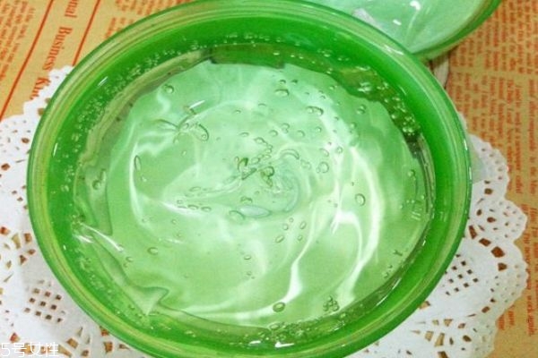 晚上敷蘆薈膠需要洗嗎 蘆薈膠擦臉上一晚不洗可以嗎 晚上敷蘆薈膠需要洗嗎 蘆薈膠擦臉上一晚不洗可以嗎