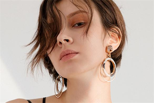 戴什么樣的耳環(huán)有氣質 今夏最流行款式