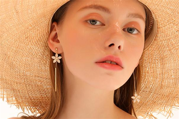 不對稱耳環(huán)什么款式好看 不對稱耳環(huán)流行元素 不對稱耳環(huán)什么款式好看 不對稱耳環(huán)流行元素