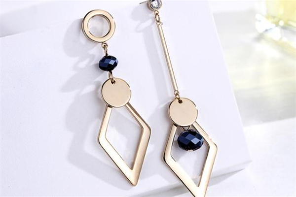 不對稱耳環(huán)什么款式好看 不對稱耳環(huán)流行元素 不對稱耳環(huán)什么款式好看 不對稱耳環(huán)流行元素