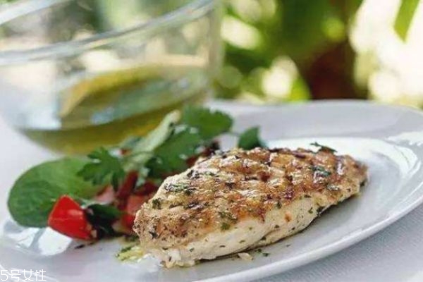 健身吃牛肉好還是雞肉 增肌吃牛肉還是雞胸肉 健身吃牛肉好還是雞肉 增肌吃牛肉還是雞胸肉