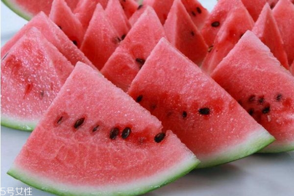 一次吃多少西瓜合適 西瓜吃多少算適量 一次吃多少西瓜合適 西瓜吃多少算適量