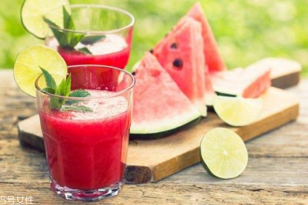 西瓜榨汁要不要去籽 西瓜飲品的做法大全 西瓜榨汁要不要去籽 西瓜飲品的做法大全