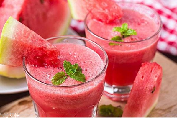 西瓜榨汁要不要去籽 西瓜飲品的做法大全 西瓜榨汁要不要去籽 西瓜飲品的做法大全