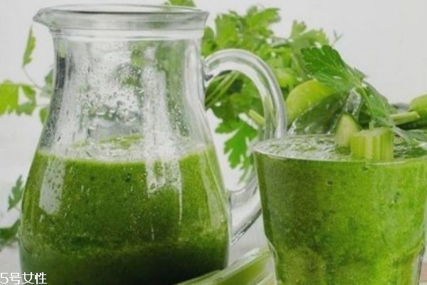 芹菜汁有什么功效 芹菜汁的功效 芹菜汁有什么功效 芹菜汁的功效