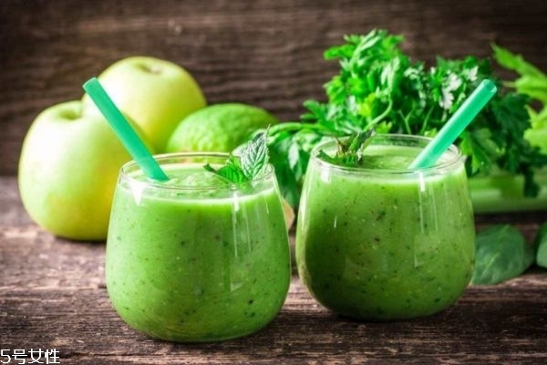 芹菜汁有什么功效 芹菜汁的功效 芹菜汁有什么功效 芹菜汁的功效