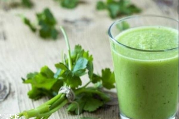 芹菜汁有什么功效 芹菜汁的功效 芹菜汁有什么功效 芹菜汁的功效